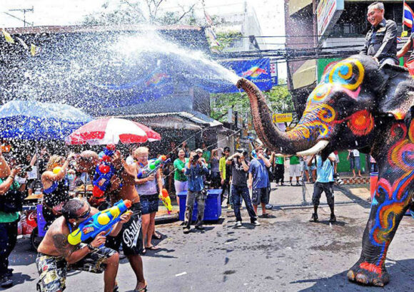 Lễ hội Songkran – Trải nghiệm lễ hội té nước sôi động nhất Thái Lan!
